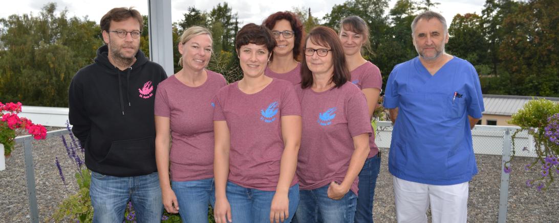 Ein Teil des Organisationsteams übergab die Spende an die Palliativstation. Entgegengenommen wurde die Spende von Chefarzt Dr. Thomas Handschuh.