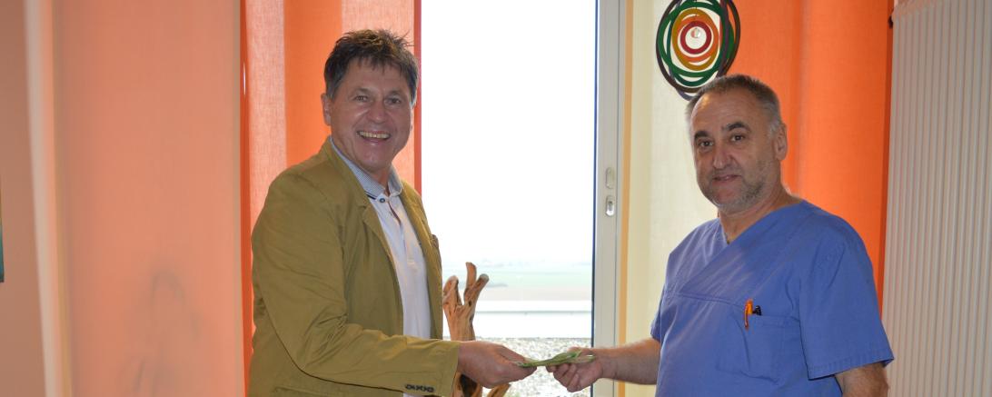 Rudolf Mairoser (links im Bild) übergab die Spende in Höhe von 300 Euro an Chefarzt Dr. Thomas Handschuh, der diese stellvertretend für die Palliativstation entgegennahm. 