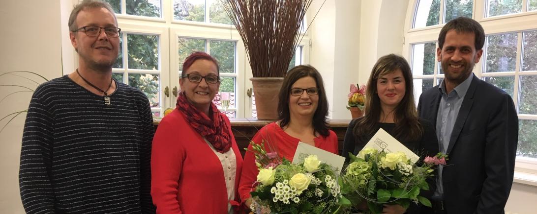 Das Bild zeigt zwei Absolventinnen der Diakoniestation Oettingen