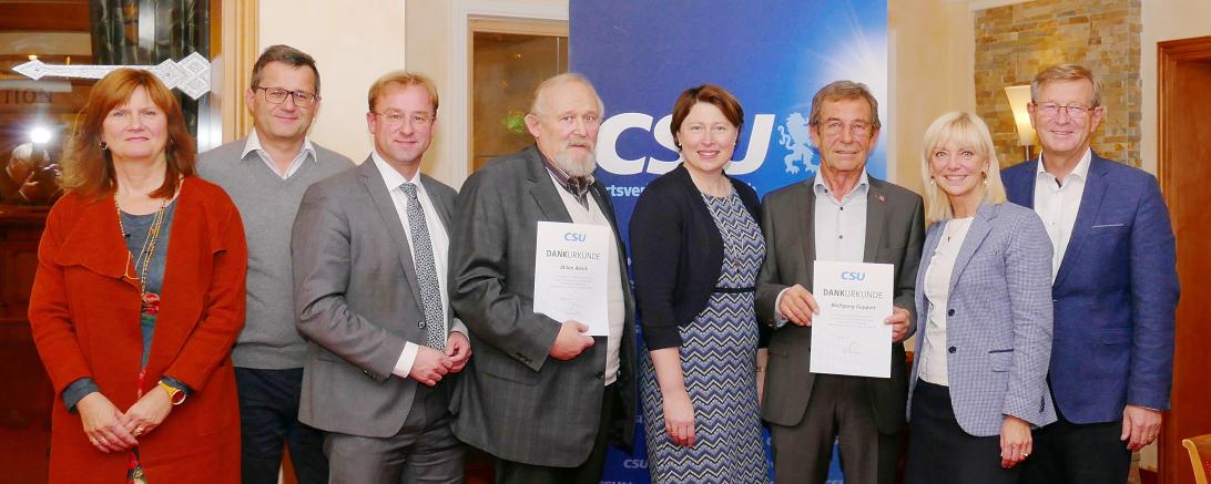 Das Bild zeigt die Ehrung zwei langjähriger CSU-Mitglieder Rain