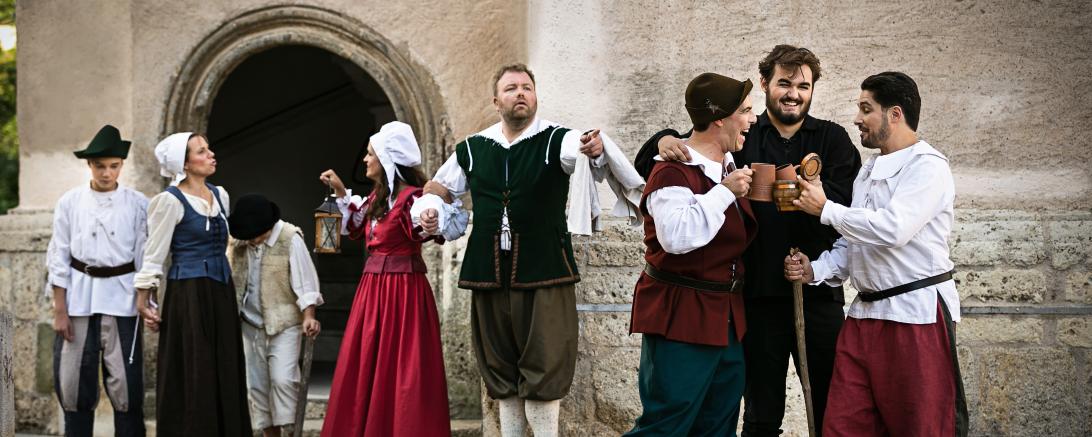 Das Dramatische Ensemble (DE) Nördlingen wird mit „SOxellSO“ das Publikum mit auf eine Reise in das bunte Treiben des 15. Jahrhunderts nehmen.