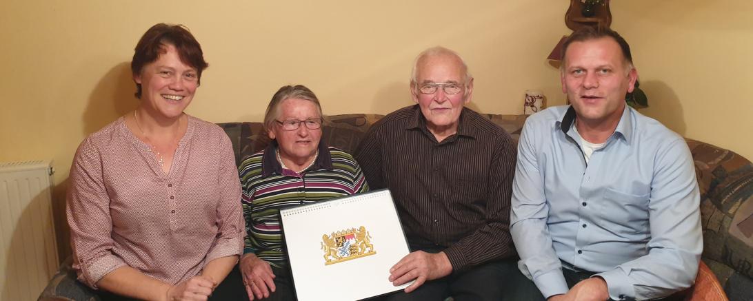 Das Bild zeigt das  Jubelpaar Anna und Alfred Regele mit 2. Bürgermeisterin Karin Reulein sowie 1. Bürgermeister Martin Weiß von der Gemeinde Auhausen als Gratulanten.