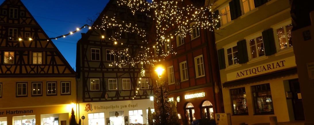Das Bild zeigt die Weihnachtsbeleuchtung in der Stadt Nördlingen