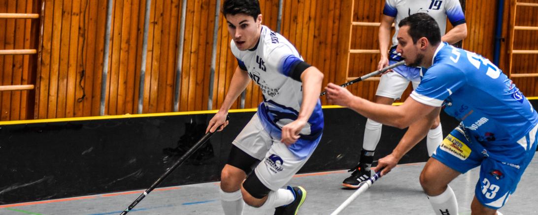 Auf dem Bild Donau Floorball in weiß - Nr. 45 Jeremy Mertens und Nr. 19 Moritz Kleinbaur in blau Jan Janechek vom FC Rennstei Avalanche