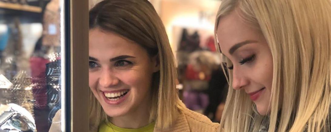 Monika (rechts) war mit ihrer Freundin Victoria shoppen. 