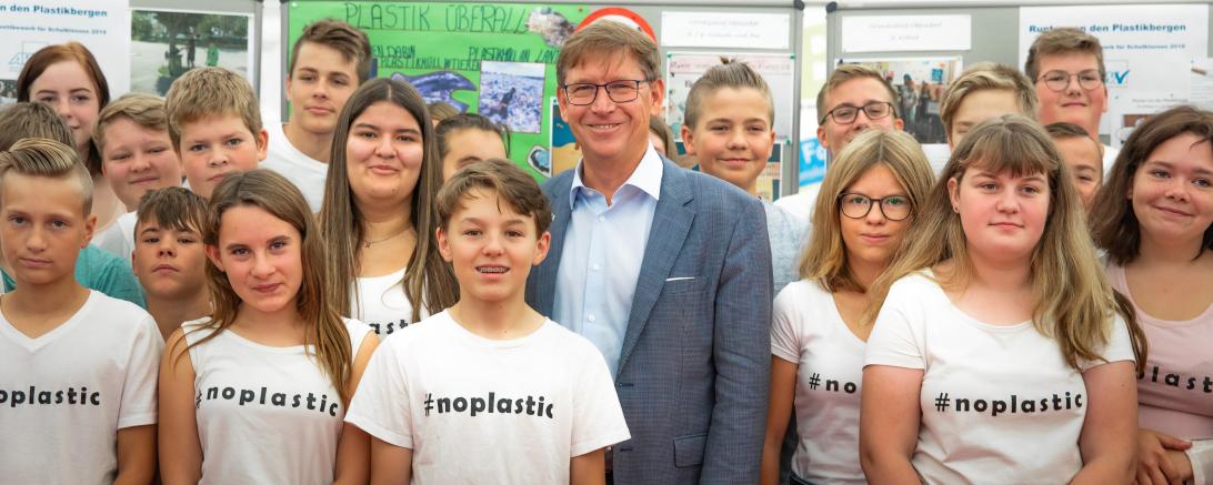 Das Bild zeigt Landrat Stefan Rößle bei einer Aktion des Abfallwirtschaftsverbandes zur Plastikvermeidung