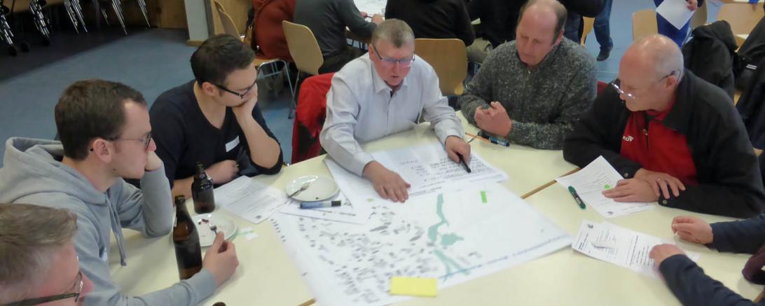 Das Bild zeigt einen Bürgerworkshop in Auhausen zu dem Thema "Auhausen blüht auf"