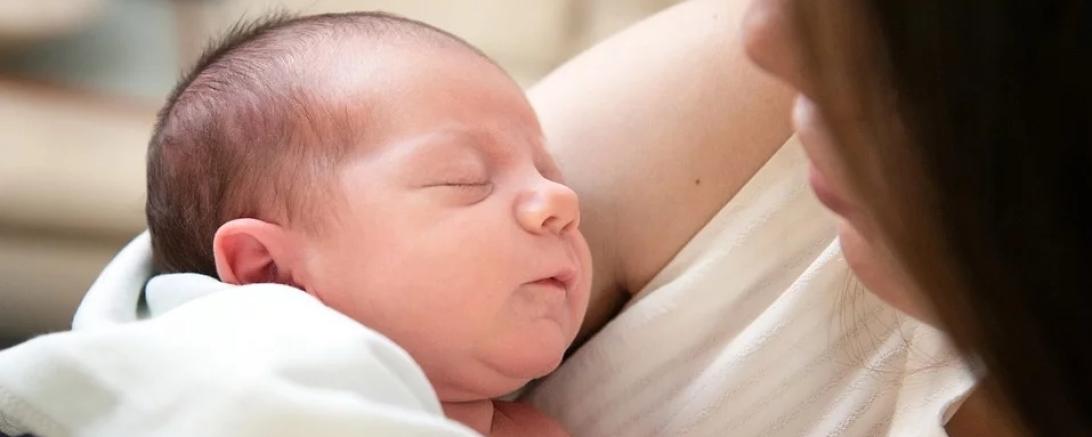 Das Bild zeigt eine Mutter mit ihrem Baby.