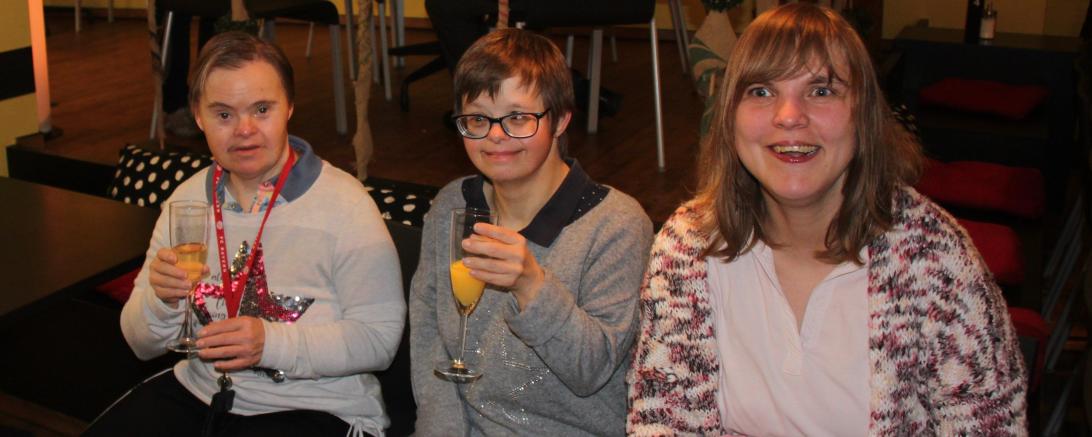 Die zufriedenen Malerinnen aus der Kunstwerkstatt freuen sich bei der Vernissage über die gelungene Ausstellung (von links): Margit Bachmann, Corinna Waschitschek, Sandra Plobner