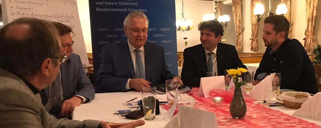 Das Bild zeigt den Innenminister im Gespräch zusammen mit Udo Dreher und Tobias Eska.
