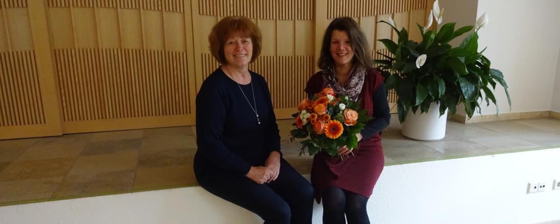 Heimleiterin Angelika Schäfer bedankt sich bei Andrea Eireiner mit einem Blumenstrauß.