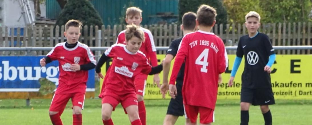 Das Bild zeigt ein Fußballspiel des TSV Rain