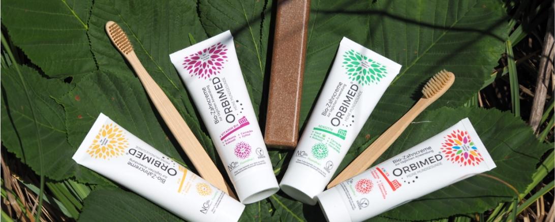 Das Bild zeigt die Bio-Zahncremes von Orbimed.