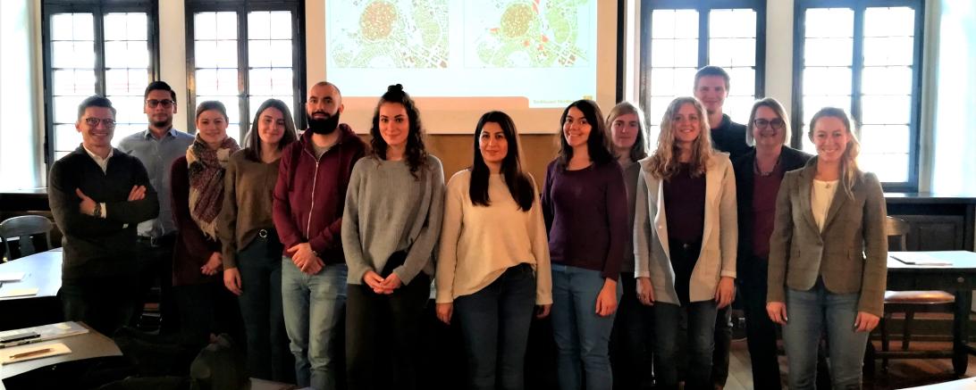 Das Bild zeigt David Wittner, Leiter der Touristinformation Nördlingen, Philipp Wettemann, Stadtplaner der Stadt Nördlingen, Dr. Sabine Müller-Herbers (Baader Konzept GmbH), Lehrbeauftragte für Planungstheorie und Ethik an der Hochschule Nürtingen-Geislingen und Barbara Wunder, Konversionsmanagerin des Landkreises Donau-Ries mit der Studentengruppe der Hochschule Nürtingen-Geislingen (v.l.n.r.)