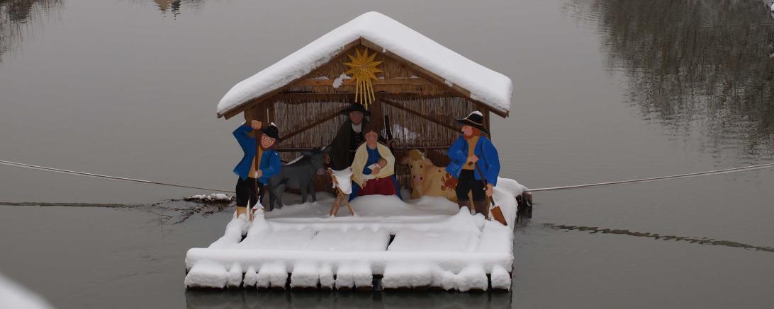 Das Bild zeigt die Floßkrippe, welche von Mitgliedern des Krippenvereins Donauwörth entworfen und gebaut wurde.