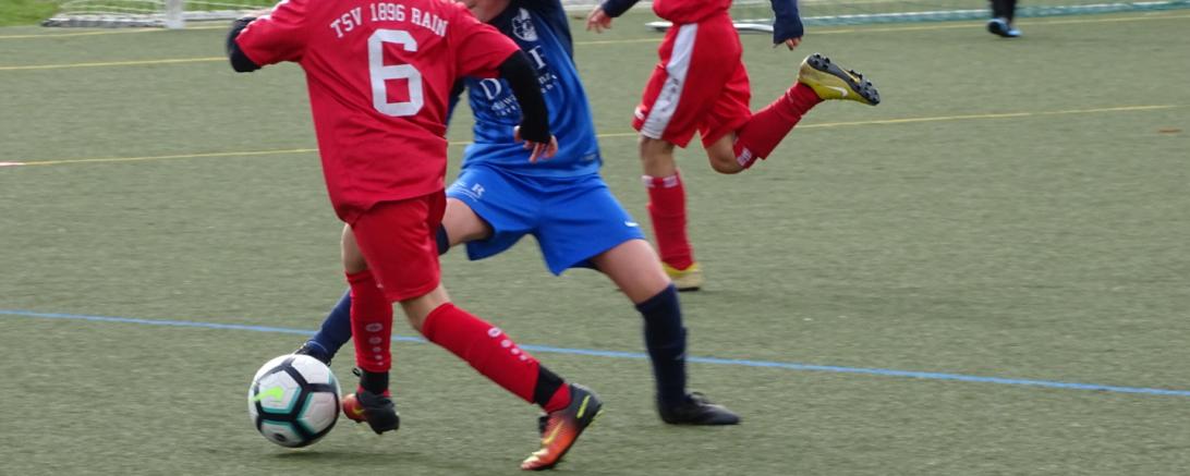 Spieler des TSV Rain gegen den SV Bergheim