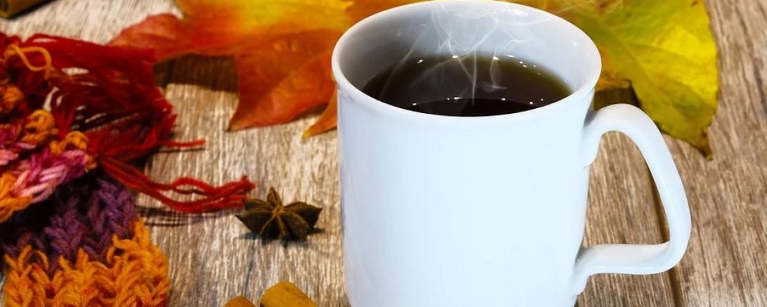 Das Bild zeigt eine Tasse Glühwein