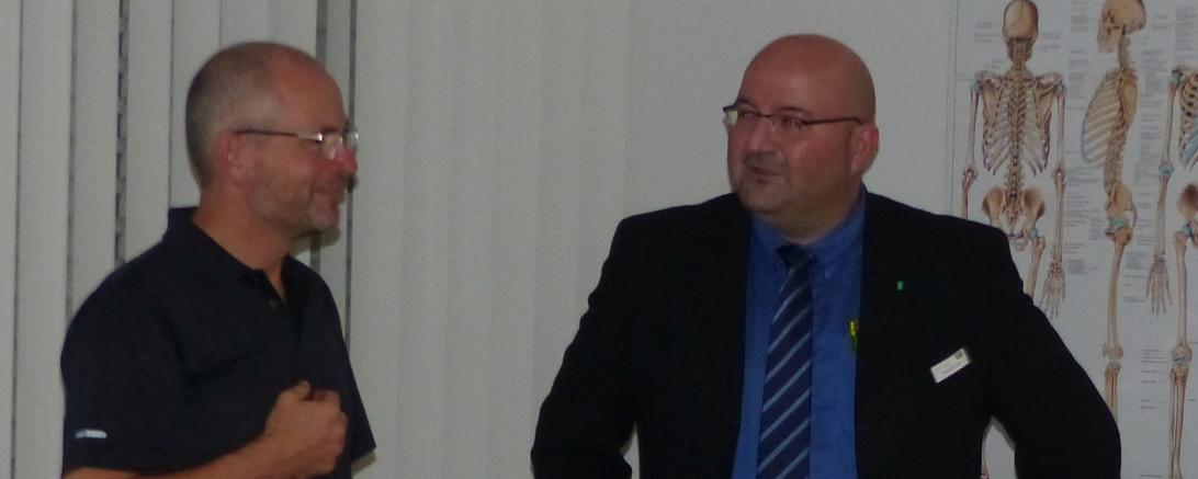 Markus Proske und Thomas Hügele in den Räumen der AOK