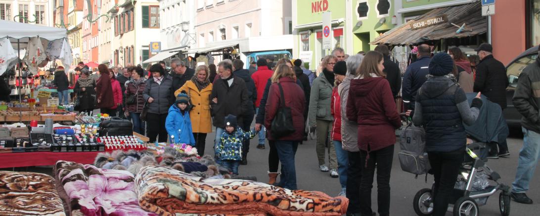 Besucher auf dem Wintermarkt
