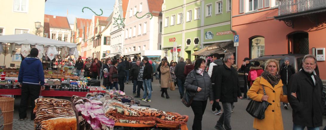 Besucher auf dem Wintermarkt