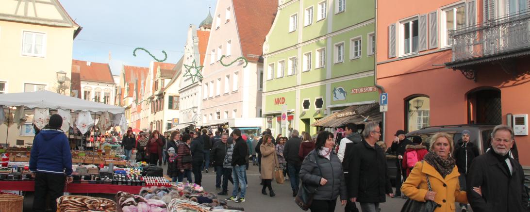 Besucher auf dem Wintermarkt