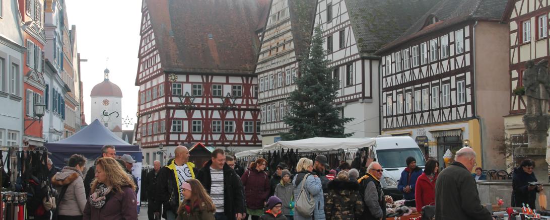 Besucher auf dem Wintermarkt