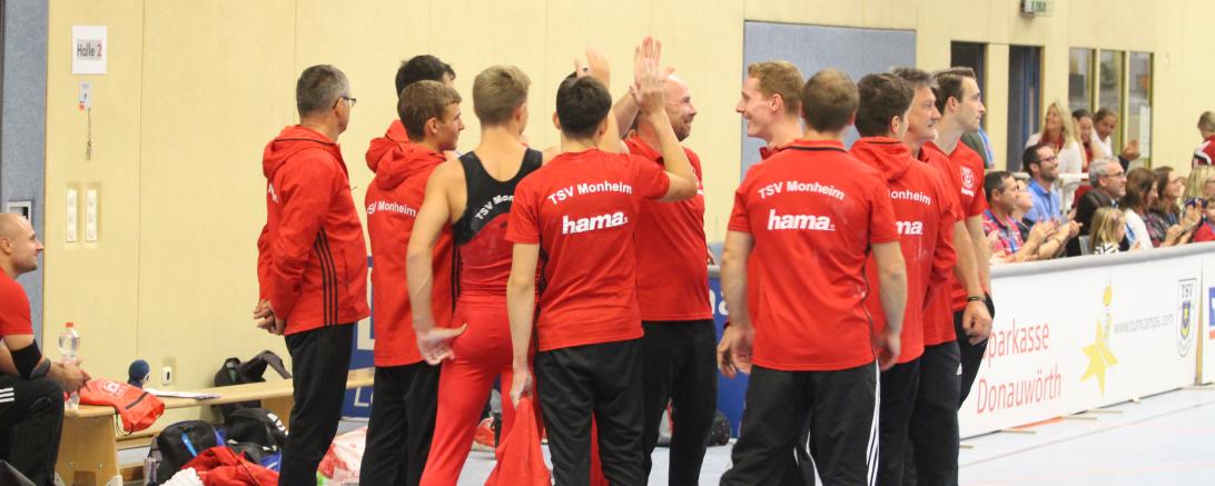 Das Bild zeigt die Turner des TSV Monheimbeim abklatschen.