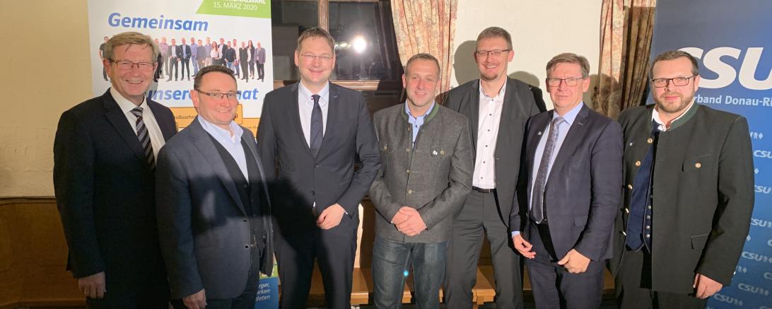 Das Bild zeigt von links nach rechts: Peter Schiele, Ulrich Lange, Dr. Hans Reichhart, Bernd Spielberger, Jürgen Raab, Stefan Rößle und Wolfgang Stolz. 
