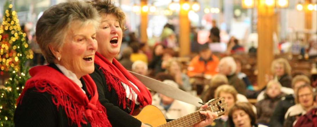 Das Bild zeigt den Buchdorfer Zweigesang bei einem Konzert.