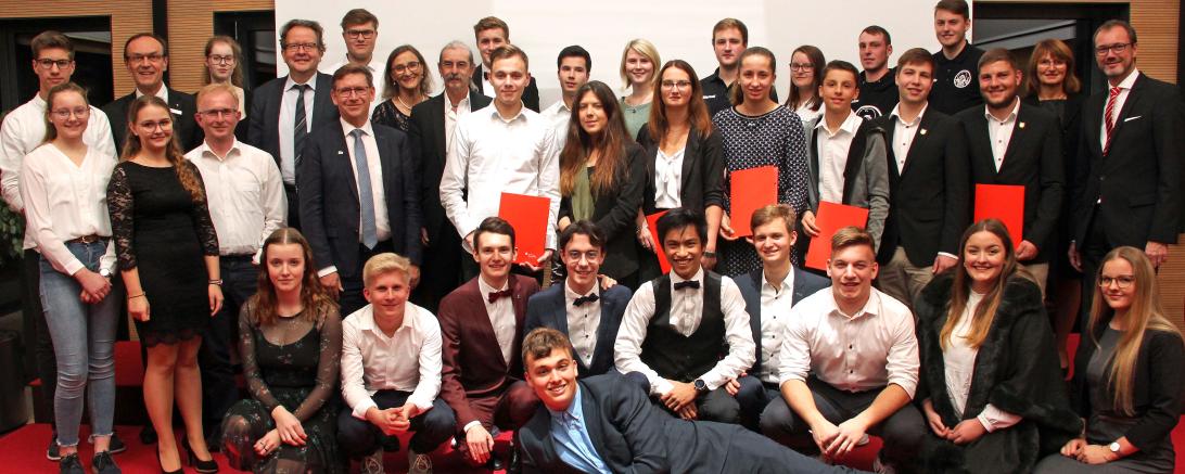 Das Bild zeigt die ausgezeichneten Jugendleistungspreisträger 2019 mit ihren Laudatoren.