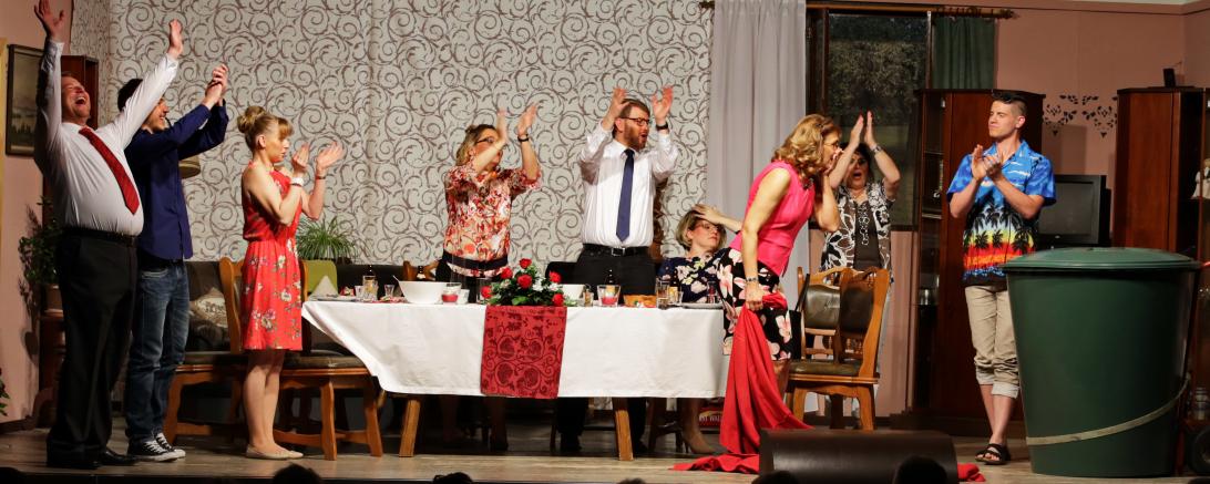 Das Bild zeigt eine Szene der Aufführung.