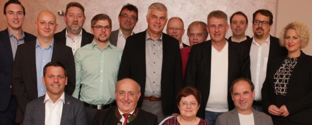 Das Bild zeigt die Stadtratskandidaten stehend v.l.n.r.: Nicolas Bumba, Christoph Lettenbauer, Christoph Heppner, Alexander Biber, Anton Hertle, Josef Barta, Hans Hasmüller, Christian Im, Anton Eireiner, Dominik Ebneth, Benedikt Bosch, Sandra Eireiner; sitzend v.l.n.r.: Hans-Ludwig Held, Gottfried Hänsel, Waltraud Rembold-Zech, Wolfgang Strobel; es fehlen: Bianca Meyer, Sven-Georg Klug, Uwe Dunzinger, Steffen Stark
