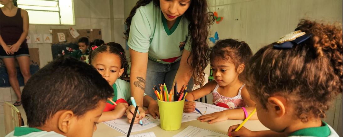 Das Bild zeigt Kinder der KIndertagesstätte Belo Horizonte beim Malen