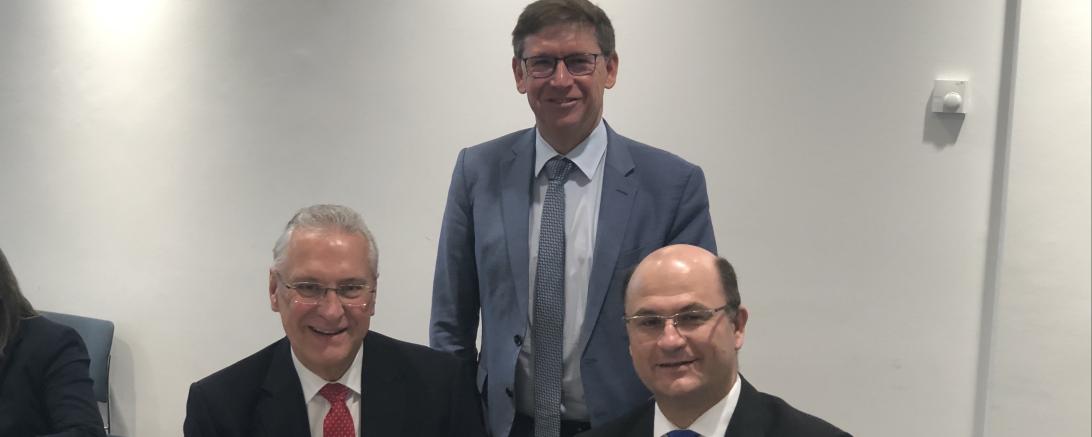 Das Bild zeigt Landrat Stefan Rößle mit den Bay. Staatsministern Albert Füracker und Joachim Herrmann im Gespräch über den kommunalen Finanzausgleich 2020.