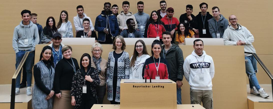 Das Bild zeigt Schüler der Ludwig-Bölkow Berufsschule in Donauwörth, die sich zusammen den Landtag in München angeschaut haben.