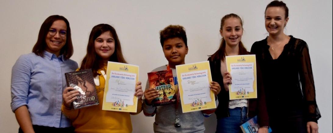 Das Bild zeigt die Gewinner des Lesewettbewerbs mit ihren Lehrkräften