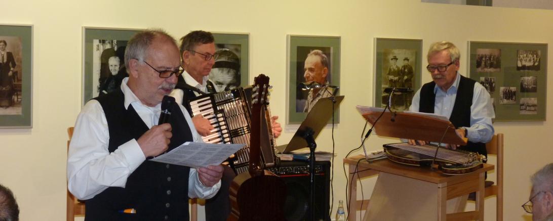 Das Bild zeigt die Nördlinger Musikanten beim singen von Weihnachtsliedern