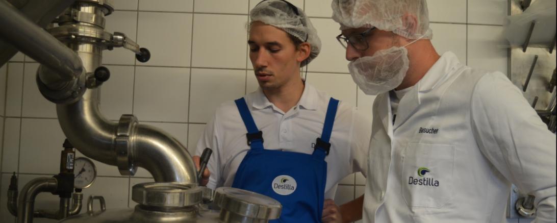 Das Bild zeigt den Destillateurmeister Norbert Schretzmeier und Matthias Stark.