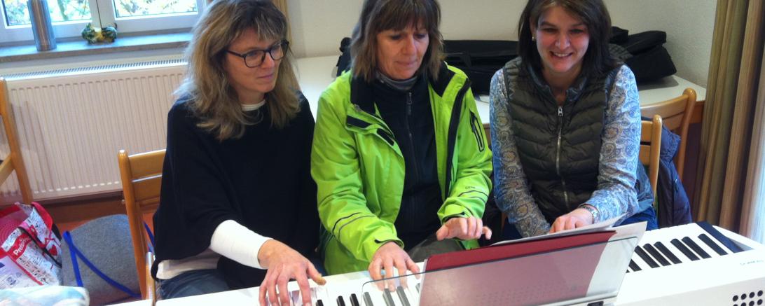 Das Bild zeigt v.l.n.r.: „Querflöte“, „Akkord“ und „Bass“ beim Musikerinnen-Treff