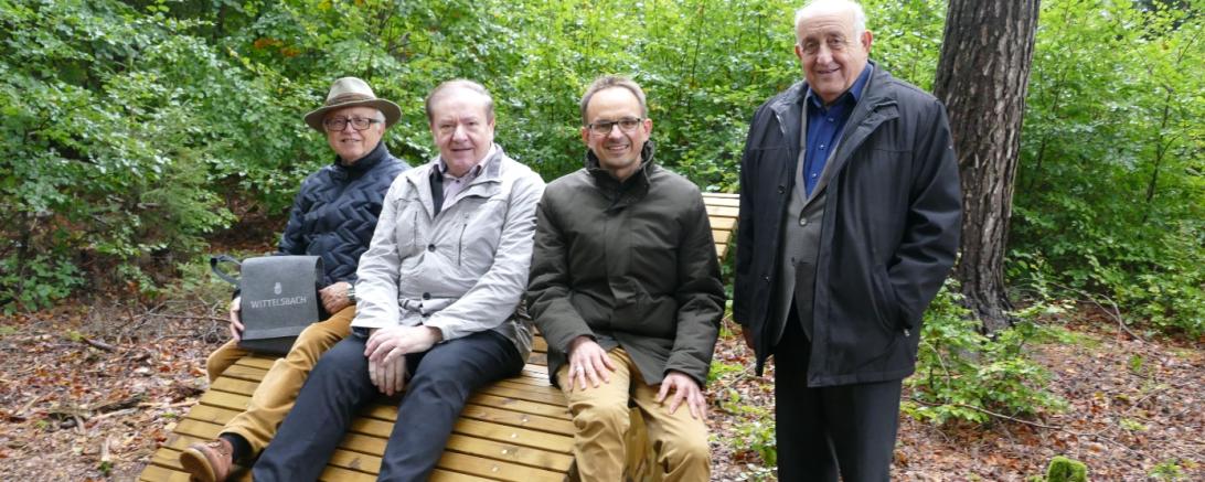 Über die Bereicherungen im Wemdinger Forst freuen sich (von links): Sylvester Hänsel, Josef Meyer, Dr. Martin Drexler und Gottfried Hänsel.