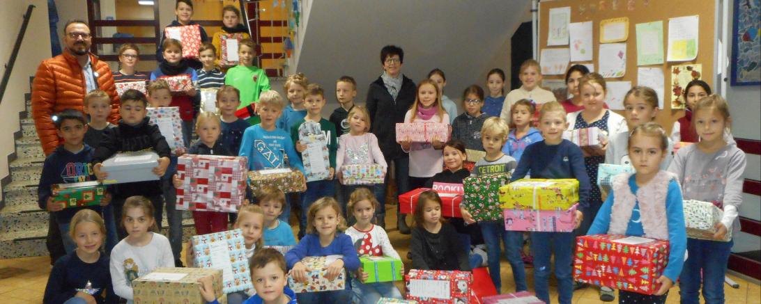 Die Kinder der Grundschule Reimlingen mit den Päckchen