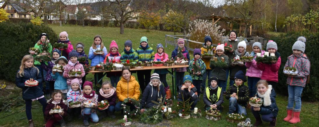 Das Bild zeigt Kinder mit ihren "Kunstwerken" vom Adventsbasteln des Obst- und Gartenbauvereins Wemding.