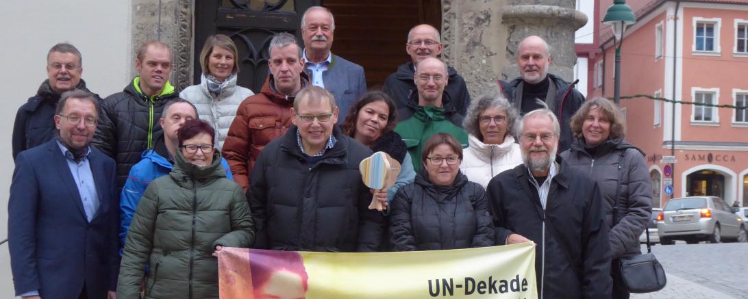 Das Bild zeigt den OB Hermann Faul und die geehrten Aktiven von den Wohnstätten der Lebenshilfe und dem Rieser Naturschutzverein e.V. bei der Ehrung am Rathaus in Nördlingen.