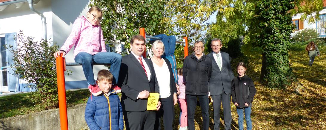 Auf dem Foto zu sehen sind von links nach rechts: Carsten Schlump (Sparkasse Donauwörth), Rektorin Yvonne Christl, Bürgermeister Helmut Bauer, Helmuth Wiedenmann (VR Bürgerstiftung Ries)