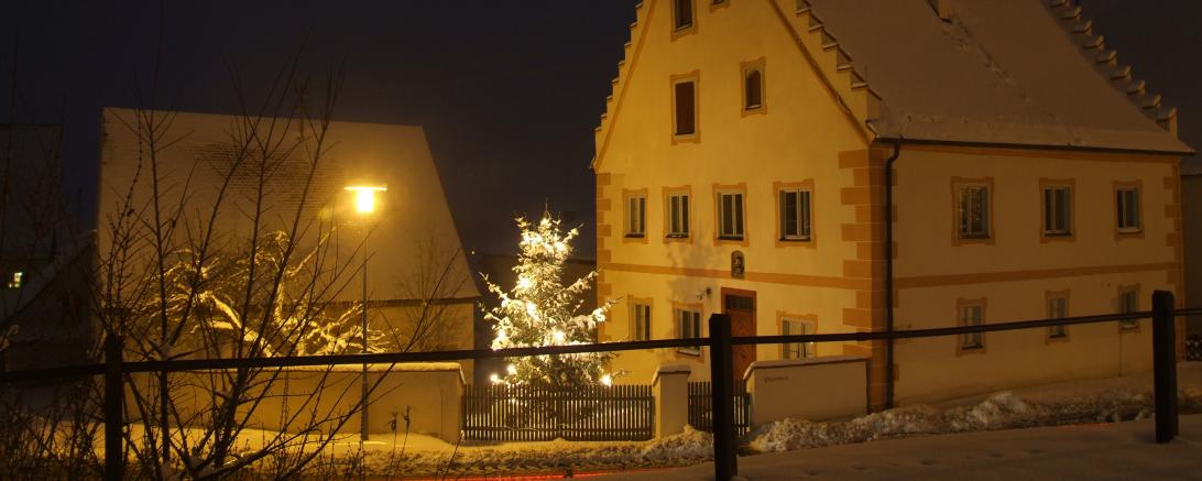 Das Bild zeigt den Pfarrhof in Hochaltingen