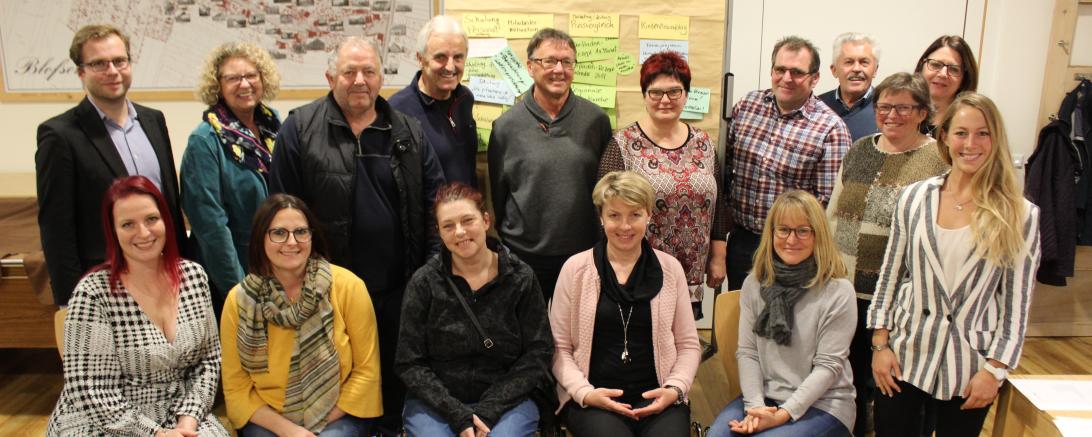 Das Bild zeigt den Leiter der Stabsstelle Kreisentwicklung Klemens Heininger, Konversionsmanagerin Barbara Wunder und die Teilnehmer des Dorfladennetzwerkes Donau-Ries.