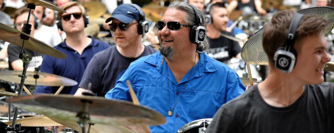 Das Bild zeigt Timm Schauen am Schlagzeug