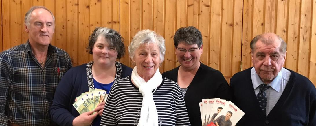 Das Foto zeigt die Beteiligten der Pfarrgemeinde Niederschönenfeld und der DKMS bei der Spendenübergabe