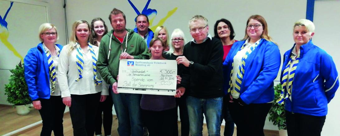 Das Bild zeigt die Spendenübergabe des Carneval-Clubs Blaumeisen Huisheim