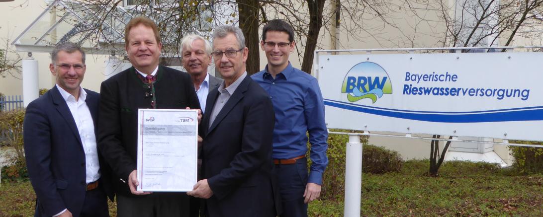 Das Bild zeigt von links: verantwortlicher Werkleiter Christof Lautner, Verbandsvorsitzender Wolfgang Kilian, Techn. Führungskraft Josef Hiltner, Jörn-Helge Möller (DVGW), neuer Werkleiter Bernd Hauber 